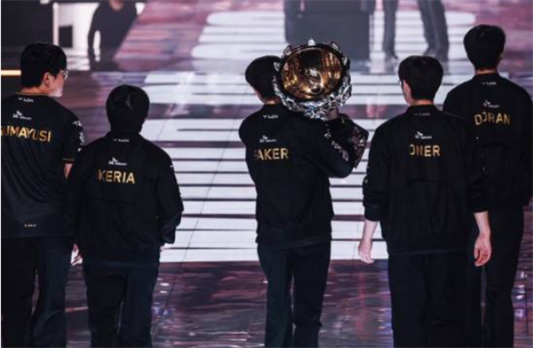 《英雄联盟》官方发文祝贺Faker三连冠封神！